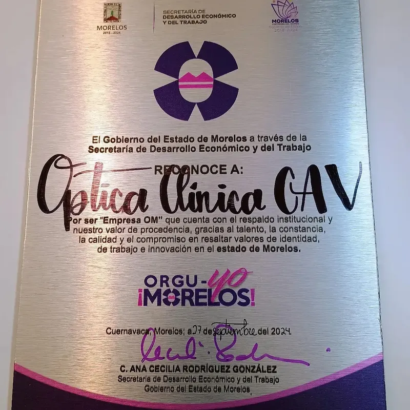 Placa del Gobierno del Estado de Morelos que reconoce a Óptica Clínica CAV como Empresa OM, 27 de septiembre de 2024